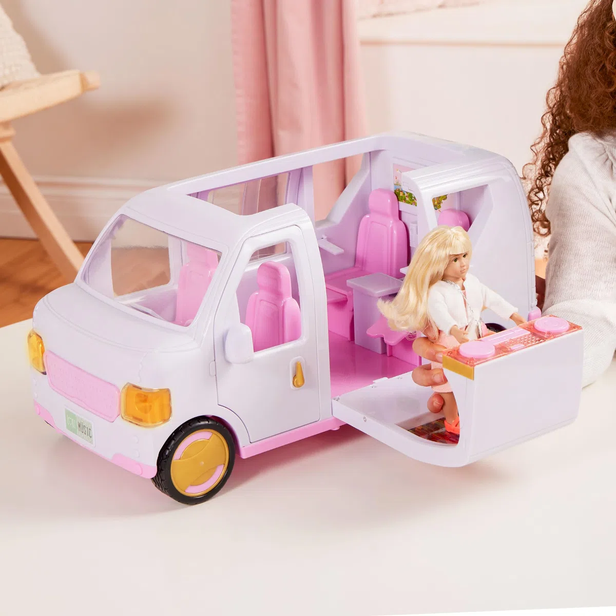 Lori - Süßer Escape-Luxus-SUV - Rosa - Fahrzeug für Mini-Puppen - Großes rosa Auto für 15-cm-Puppen - Musikkabine & Garderobe - Geräusche & Lichter - 3 Jahre +