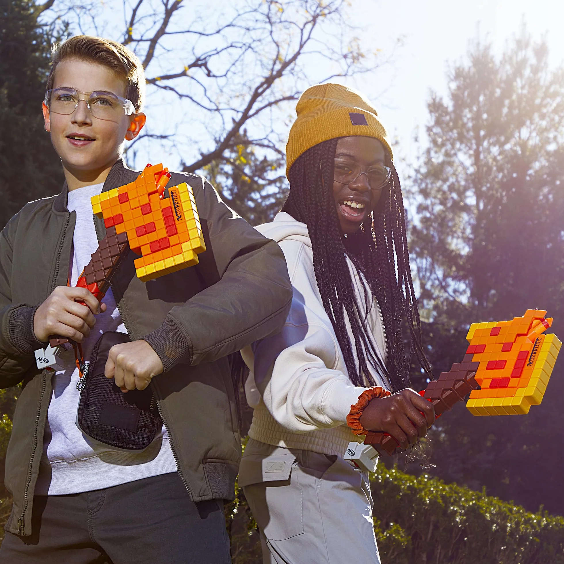 NERF Minecraft Firebrand Dart Blasting Axt, 6 Elite Foam Darts, Design Inspired by Axe in The Game, Pull Down Priming, Toys