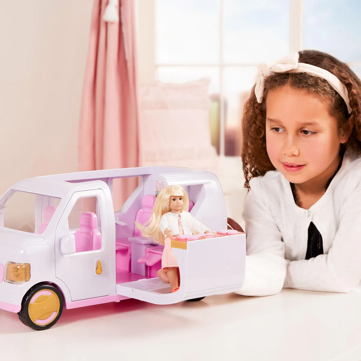 Lori - Süßer Escape-Luxus-SUV - Rosa - Fahrzeug für Mini-Puppen - Großes rosa Auto für 15-cm-Puppen - Musikkabine & Garderobe - Geräusche & Lichter - 3 Jahre +