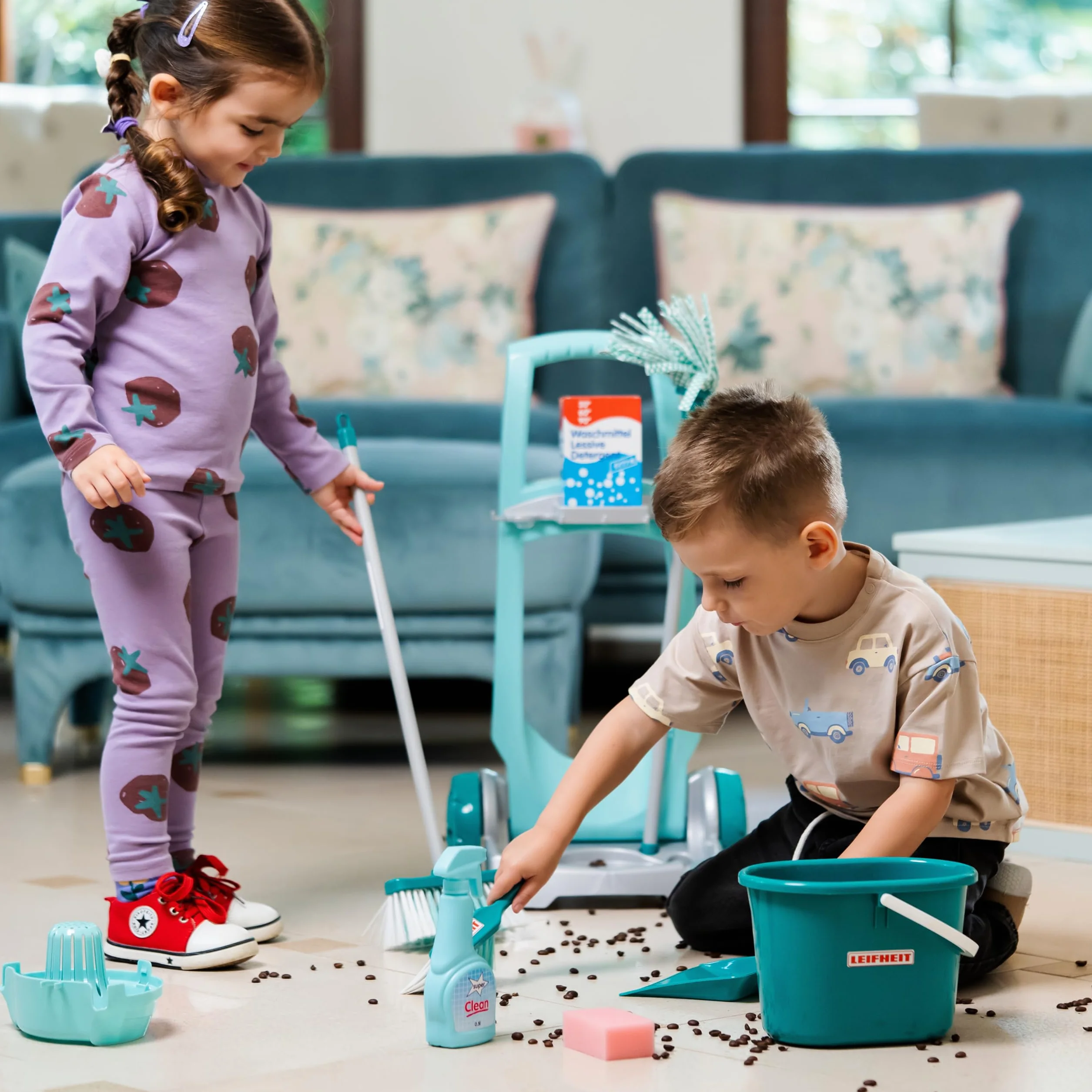 Theo Klein 6562 Leifheit Besenwagen mit robustem Zubehör | Inkl. Wischmop, Eimer, Besen u.v.m. I Maße: 29 cm x 24 cm x 60 cm I Spielzeug für Kinder ab DREI Jahren