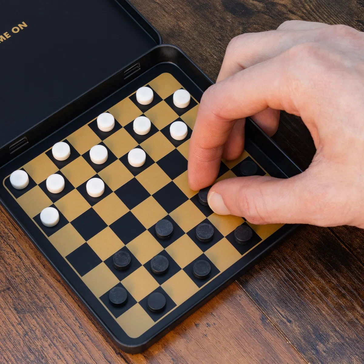 Iron & Glory Magnetisches Reise-Checker-Set, robuste Blechbox mit sicheren Magnetstücken, kompaktes und tragbares Brettspiel, Familienstrategiespiel mit Tragetasche für einfachen Spaß unterwegs