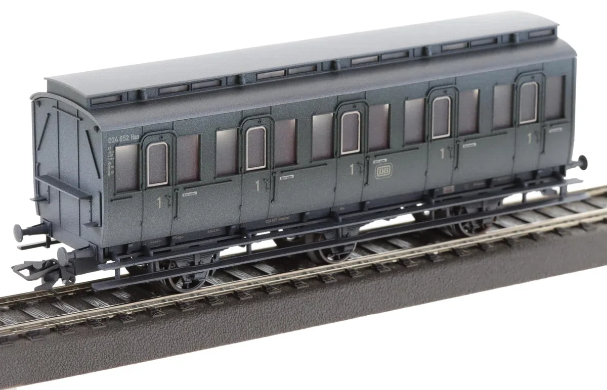 42048 H0 Abteilwagen-Set, DB. Ep. III verschneit