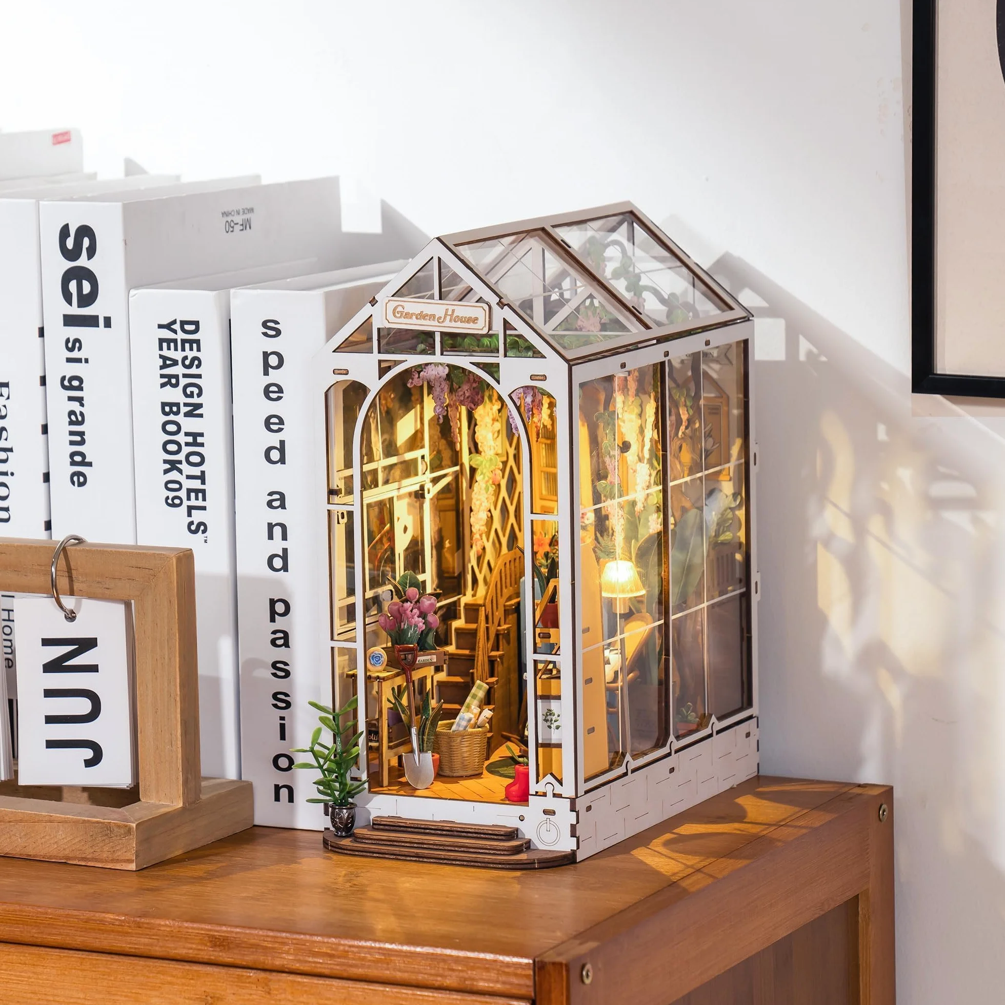 ROBOTIME DIY Book Nook Kit Gartenhaus mit Möbeln und LED Lampe, 3D Puzzle Booknook Miniatur Haus Modellbausatz, Diorama Modelbau für Erwachsene, Bücherregal Deko