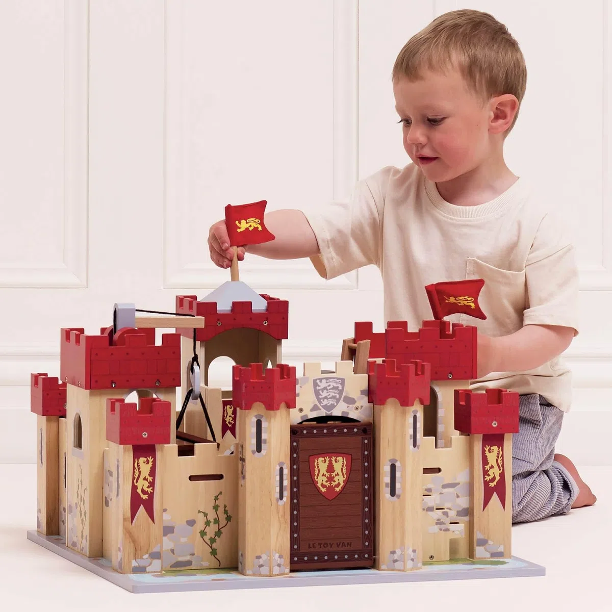 Le Toy Van – Pädagogisches Castles Collection Rollenspiel „Löwenherz“ aus Holz | Ritterburg Spielset aus Holz für Kinder Modellburg für Mädchen & Jungen