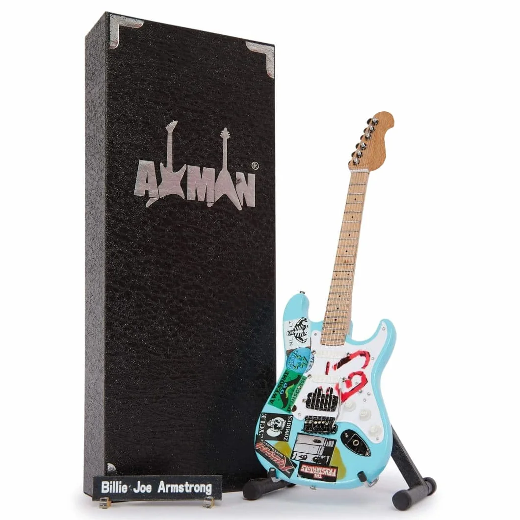 Billie Joe Armstrong Miniatur-Gitarren-Nachbildung – Musikgeschenke – Handgefertigte Ornamente im Maßstab 1/4 – inklusive Displaybox, Namensschild und Miniatur-Gitarrenständer