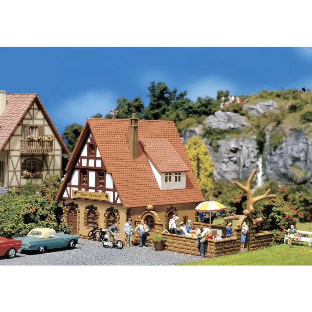 FALLER Gasthaus Zur Krone Modellbausatz mit 42 Einzelteilen 167 x 105 x 100 mm I Modelleisenbahn Zubehör H0 I Modelleisenbahn H0 Gastro-Fachwerkhaus, Divers