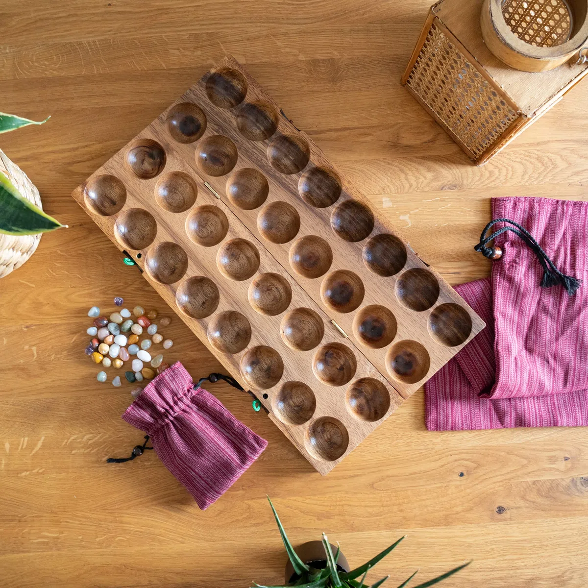 LOGOPLAY 85 Hus - Bao - Kalaha - Bohnenspiel - Muschelspiel - Edelsteinspiel aus Samena-Holz inkl. Edelsteinen und Stoffbeutel