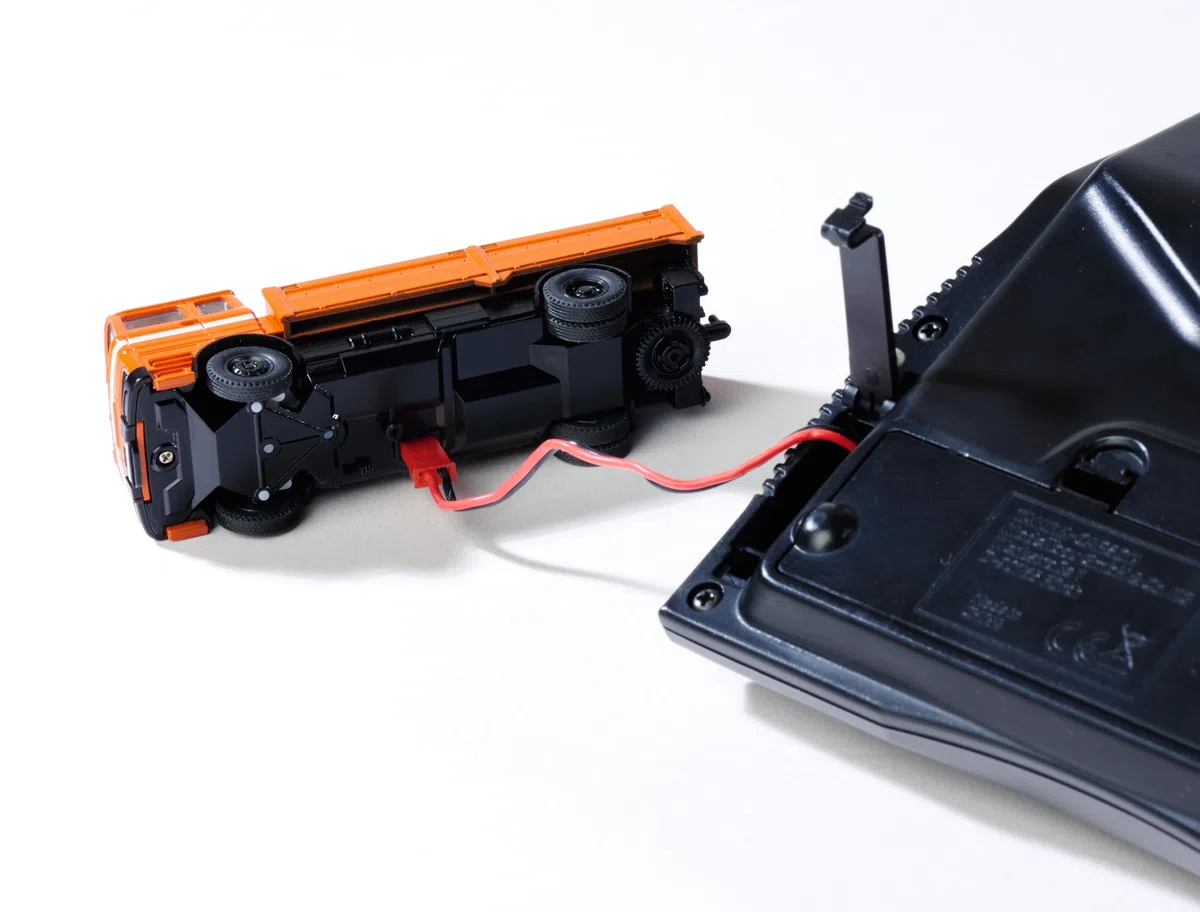 Carson 1:87 MB 1620 Pritsche mit Anhänger 100% orange - Fahrfertiges Modell, RC Auto, H0 Auto,RC Modell,Diorama Fahrzeug, Ferngesteuerter LKW, Remote Controled Truck
