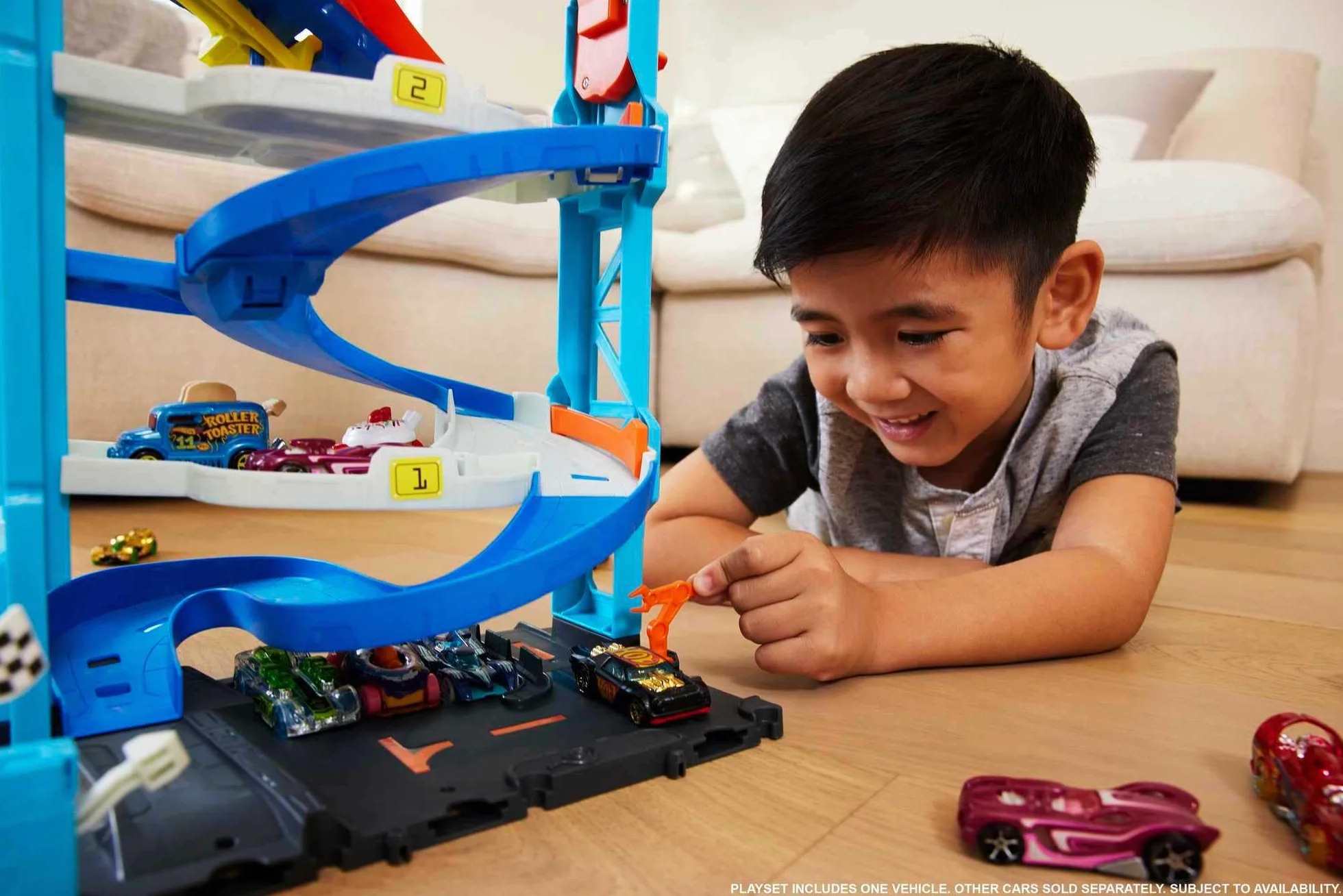 Hot Wheels City Trackset mit 1 Hot Wheels Auto, 2-in-1-Rennturm, von Einzelbahn in zweispurige Rennbahn umwandelbar, manueller Aufzug, HKX43