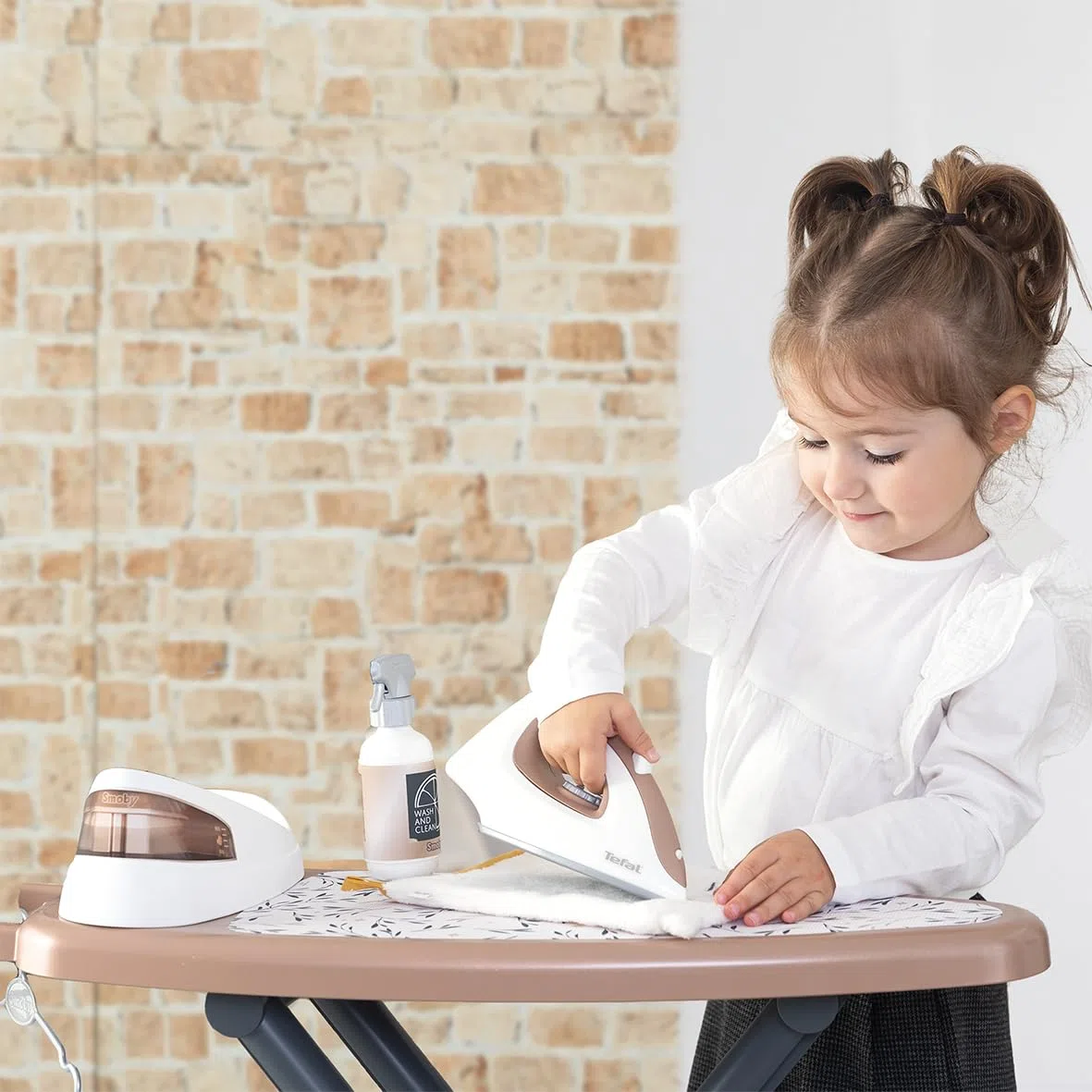 Smoby - Tefal Bügelbrett mit Dampfstation - Bügelstation + Dampfbügelset – faltbar, mit Bügeleisen, Kleiderbügeln & Zubehör - Haushalts-Rollenspiel - für Kinder ab 3 Jahren