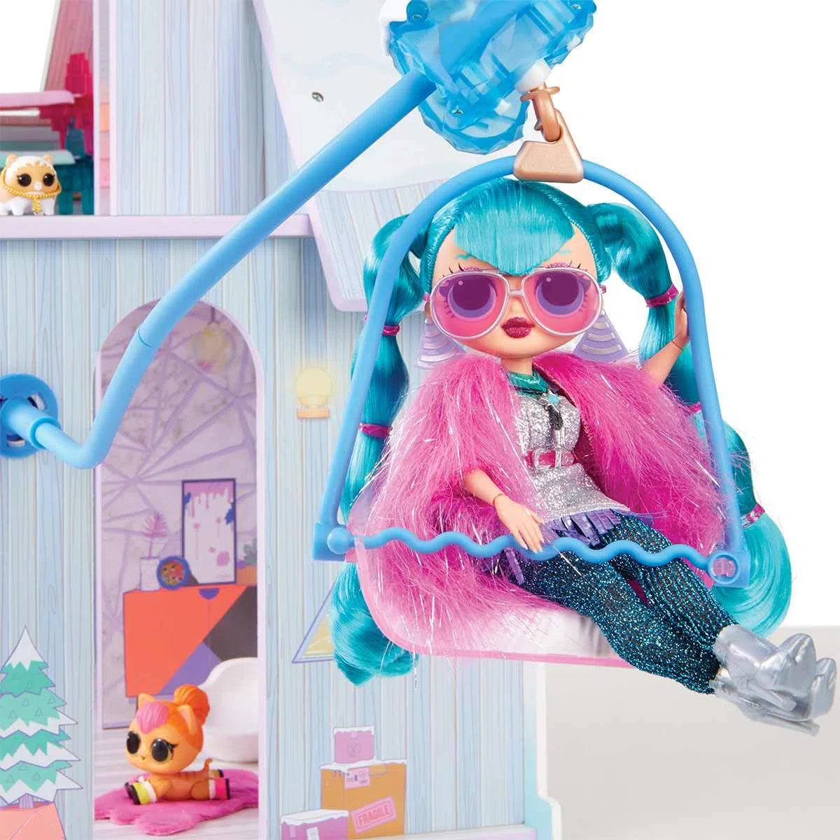 L.O.L. Surprise! OMG Winter Cottage Spielset - Mehr als 45 Überraschungen - Spielhaus mit Skilift, Schlafzimmer, Badezimmer, Wohnzimmer, Küche, Verwandelbaren Möbeln und Mehr - Für Kinder ab 4 Jahren