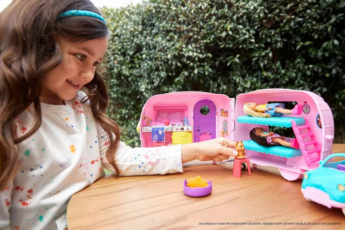 Barbie Chelsea Serie, Chelsea Auto und Camper Set mit 10+ Barbie Camping Accessoires, 1x Chelsea Puppe, Teal Auto und Pink Mini Camper, Geschenke für Kinder ab 3 Jahren,FXG90