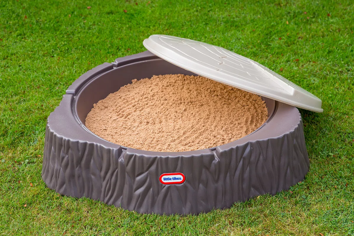 Little Tikes Woodland Sandkasten - Baumstamm-Design mit großem Spielbereich, 3 Sitzflächen und Deckel - für Kinder ab 24 Monate