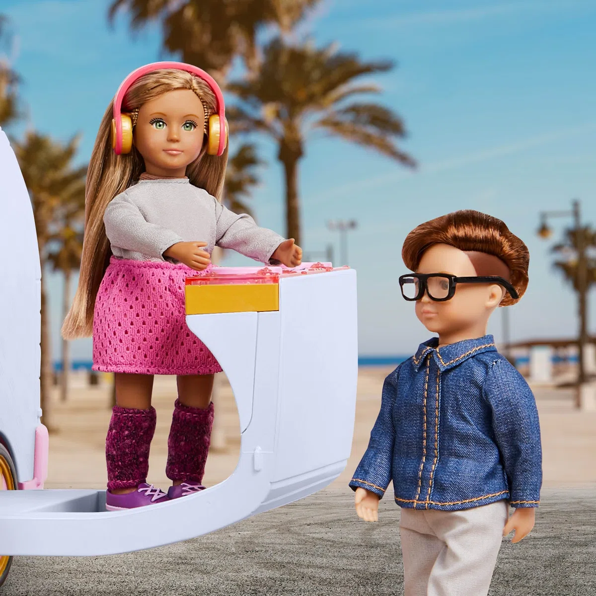 Lori - Süßer Escape-Luxus-SUV - Rosa - Fahrzeug für Mini-Puppen - Großes rosa Auto für 15-cm-Puppen - Musikkabine & Garderobe - Geräusche & Lichter - 3 Jahre +