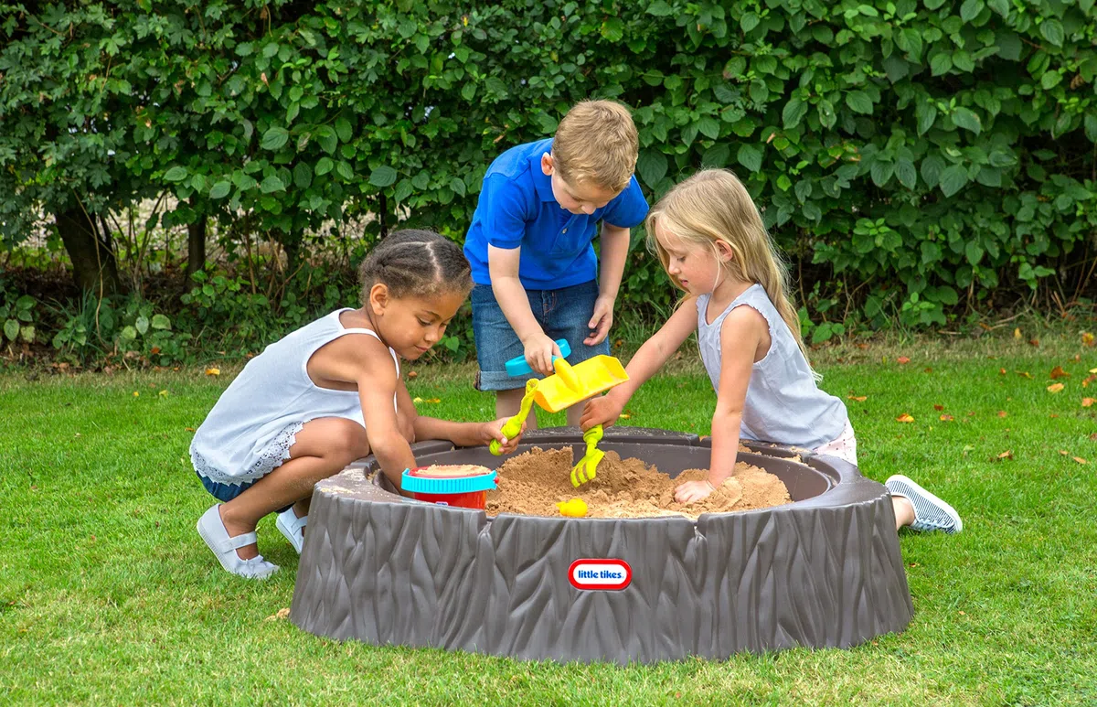 Little Tikes Woodland Sandkasten - Baumstamm-Design mit großem Spielbereich, 3 Sitzflächen und Deckel - für Kinder ab 24 Monate