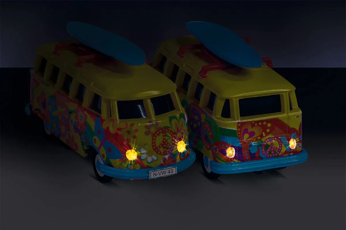 Carson 500504150 1:87 VW T1 Bus Flower Power 100% RTR - Fahrfertiges Modell, 2.4 GHz Fernsteuerung mit Ladeanschluss, inkl. 4xAAA Senderbatterien, mit LED Beleuchtung, Anleitung