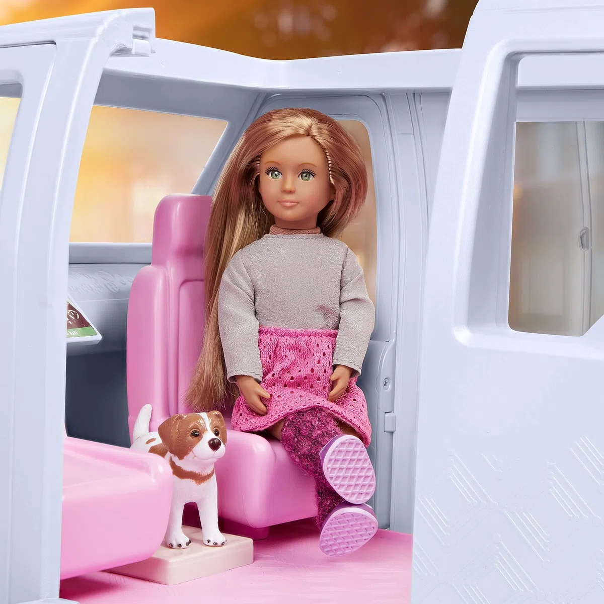 Lori - Süßer Escape-Luxus-SUV - Rosa - Fahrzeug für Mini-Puppen - Großes rosa Auto für 15-cm-Puppen - Musikkabine & Garderobe - Geräusche & Lichter - 3 Jahre +
