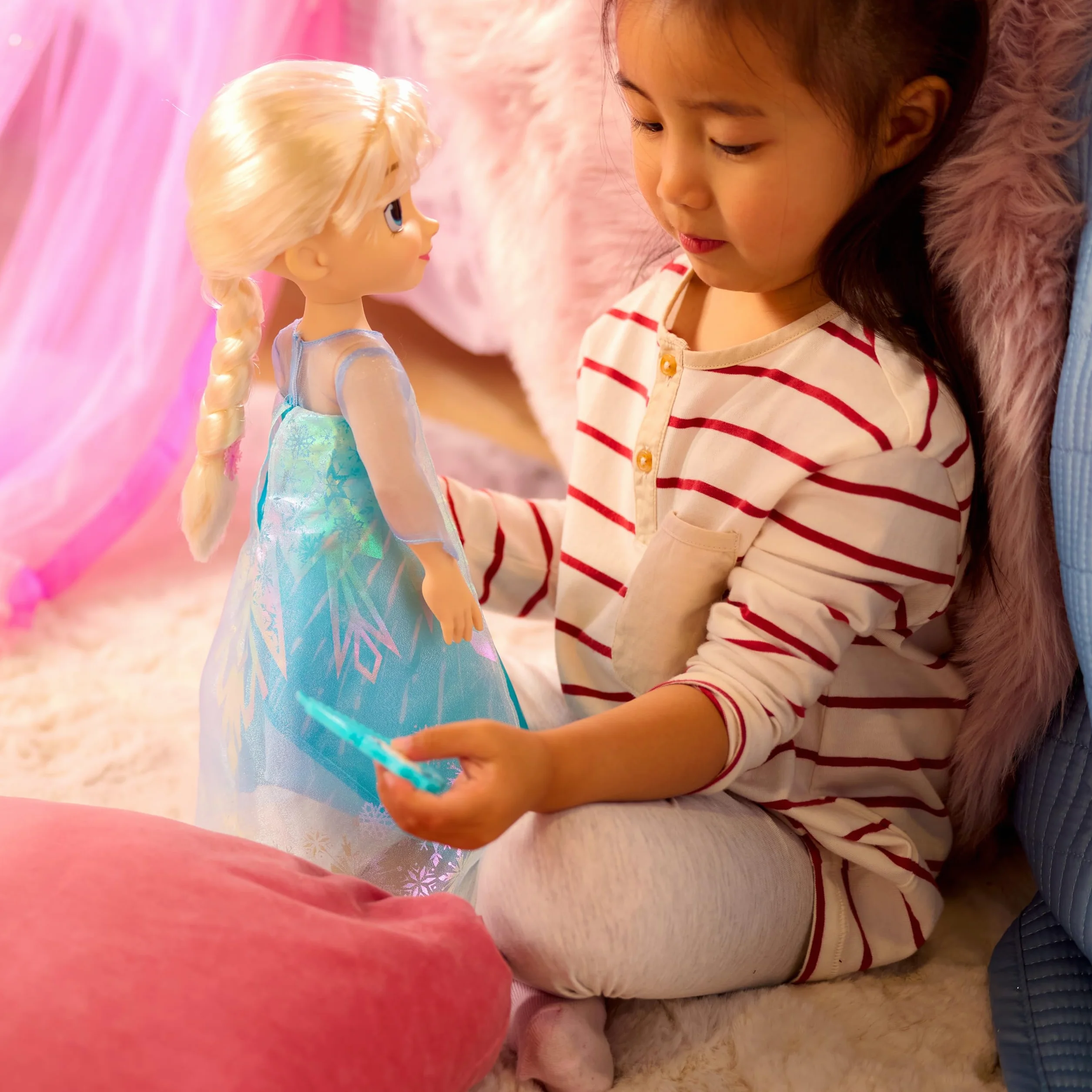 Disney Store Official - Die Eiskönigin - Völlig unverfroren - ELSA - Puppe mit Spielzeughaarbürste - 40,5 cm/16" - Once Upon a Story Kollektion - Ab 3 Jahren
