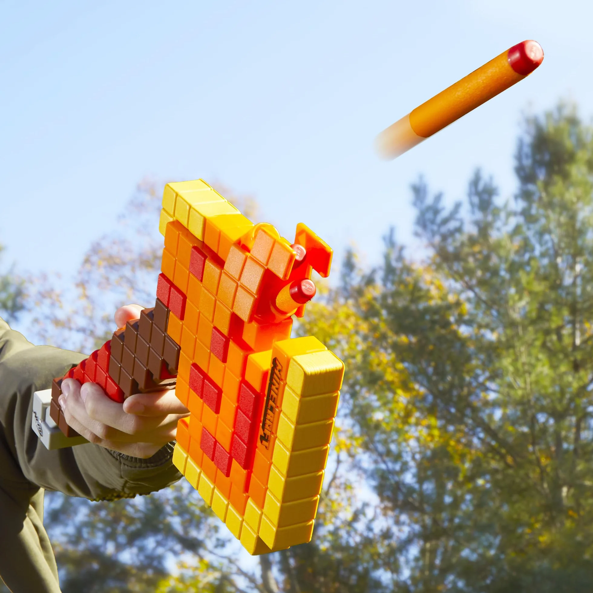 NERF Minecraft Firebrand Dart Blasting Axt, 6 Elite Foam Darts, Design Inspired by Axe in The Game, Pull Down Priming, Toys