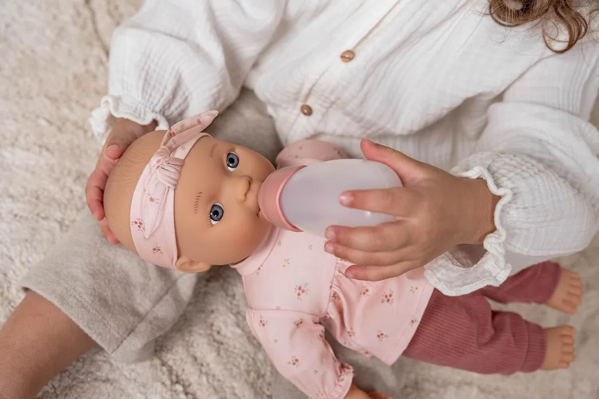 Little Dutch Babypuppe Puppe Lily 6-teiliges-Set (Puppenkleidung, Schnuller und Trinkflasche) Blaue Augen und Weichkörper - 36 cm - ab 18 Monaten