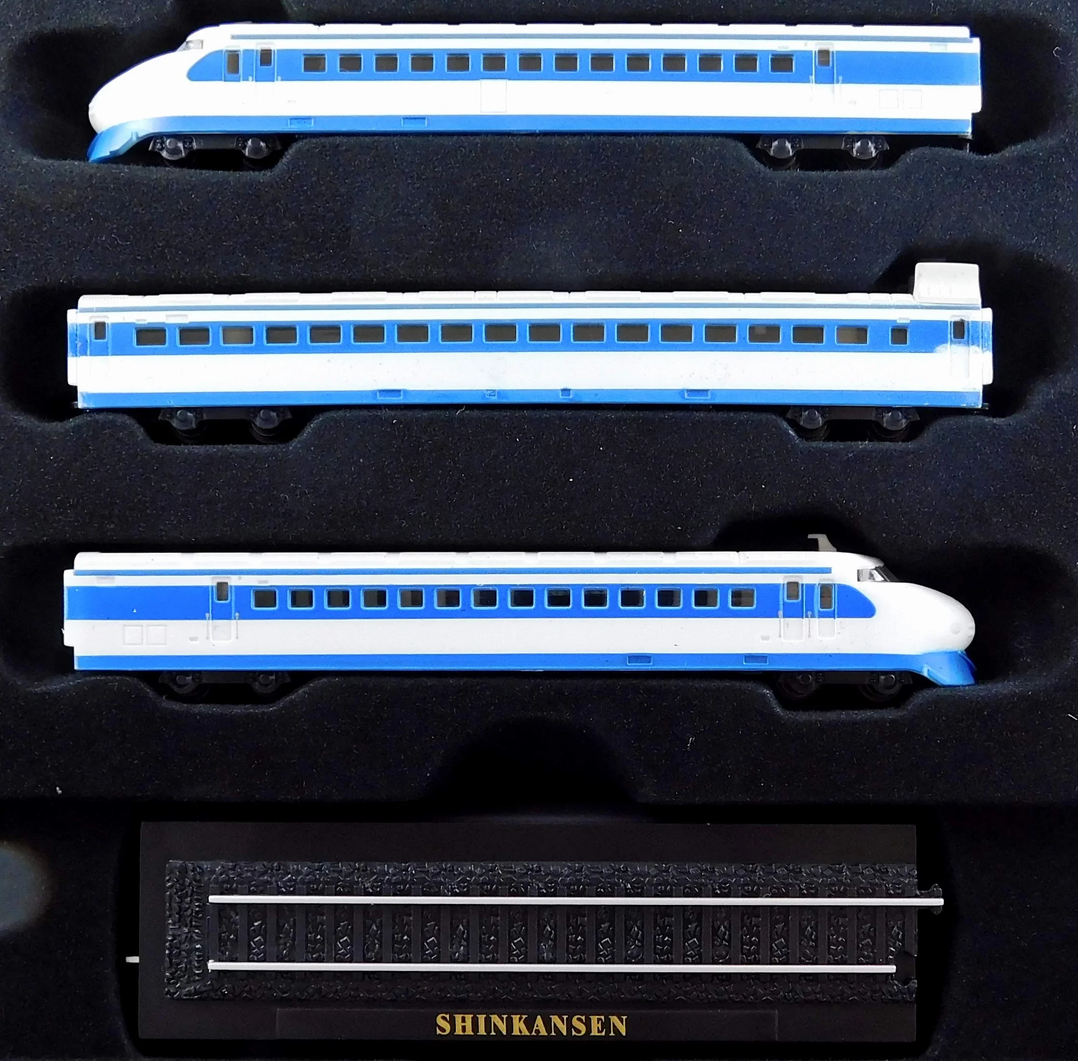 Seven Secrets Shinkansen Dreiteiliges Zug- und Schienenmodellbahn-Sammlerstück, Z-Messgerät, Sammler-Statikbox-Set | KB09