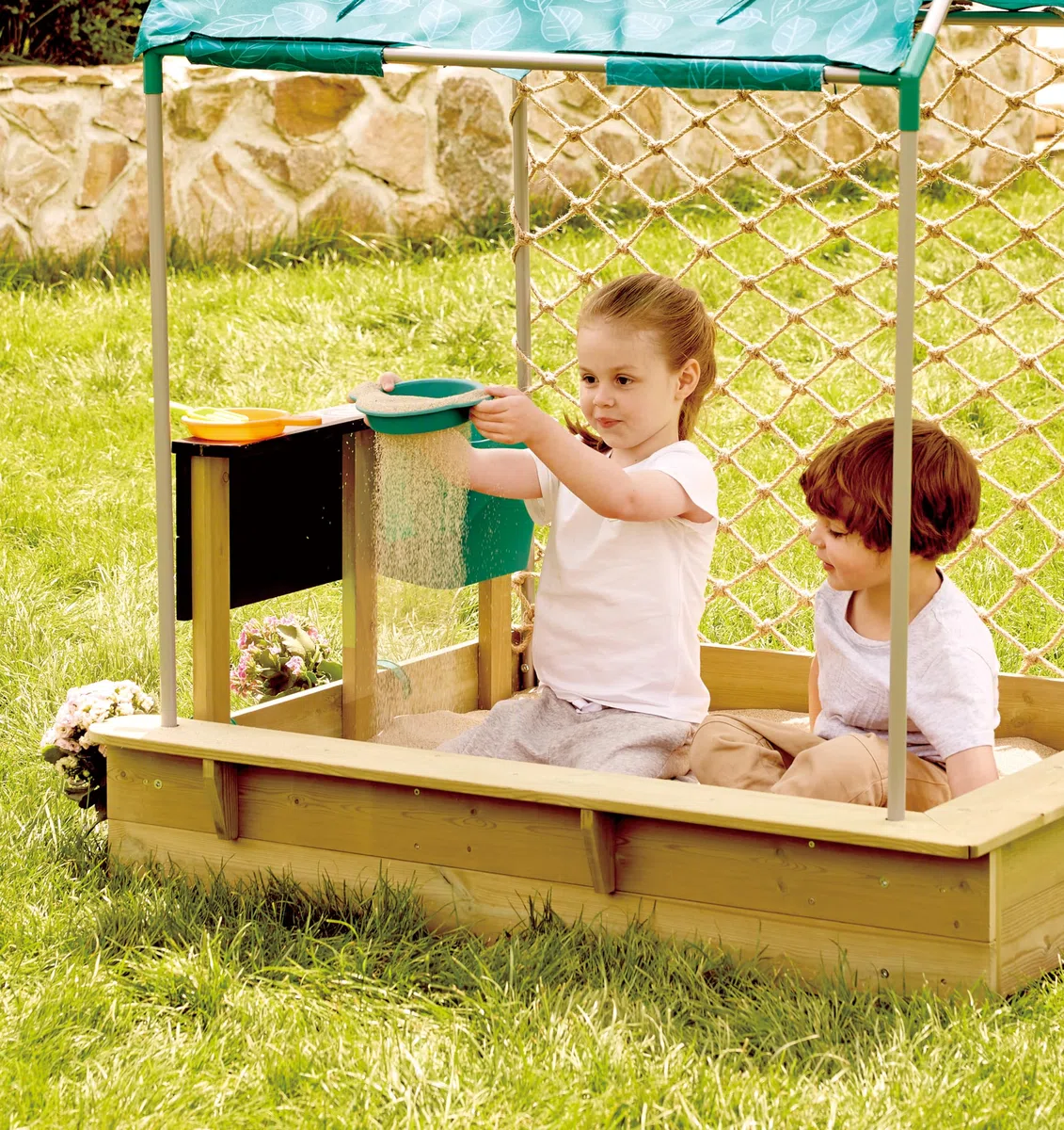 Hape Outdoor Sandkasten mit Dach, Netz & Spielzubehör – All-in-One Sandkasten-Set, Outdoor Spielzeug