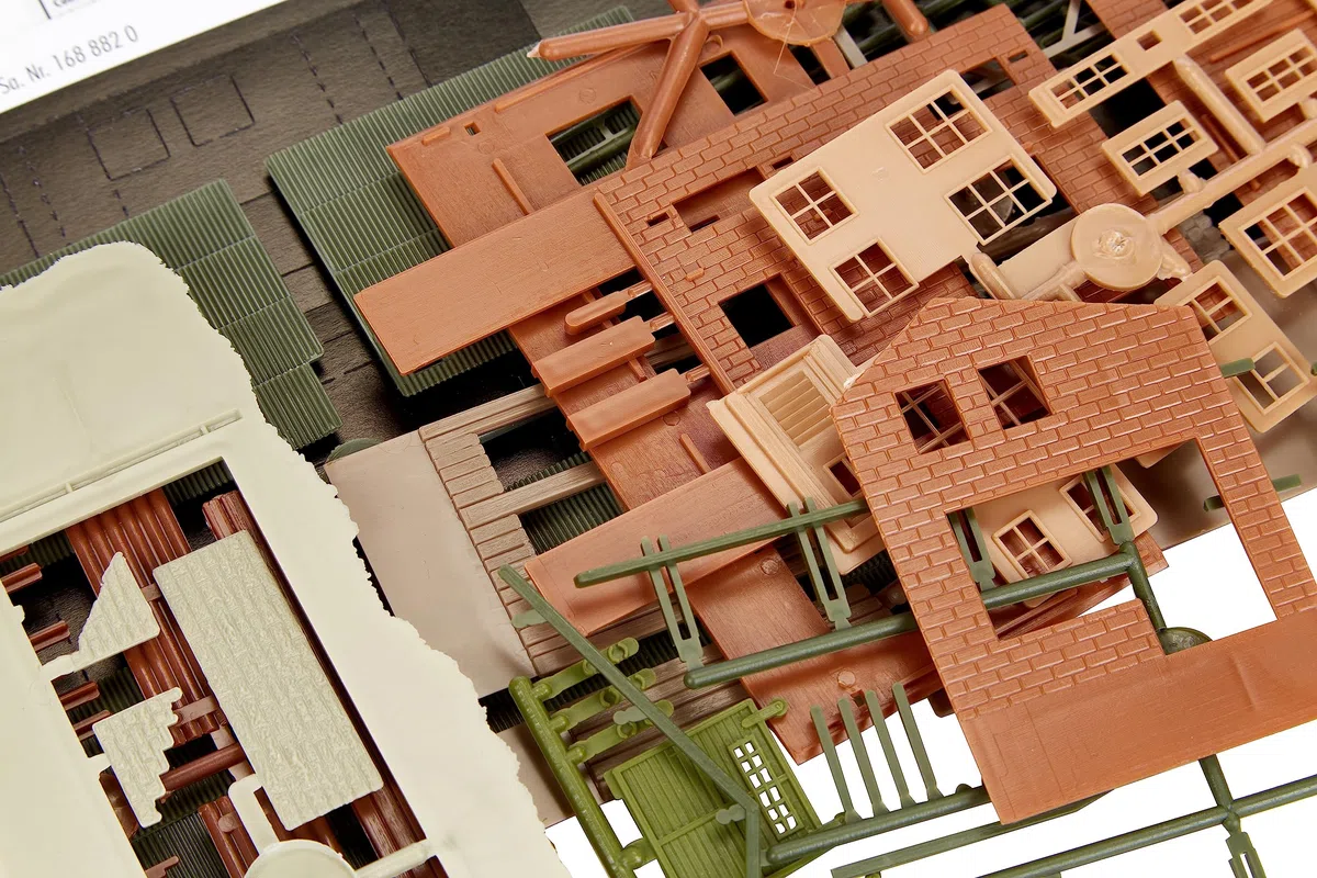 FALLER Güterbahnhof Modellbausatz mit 98 Einzelteilen 209 x 82 x 90 mm I Modelleisenbahn Zubehör H0 Gebäude I Modelleisenbahn H0 Lagerschuppen