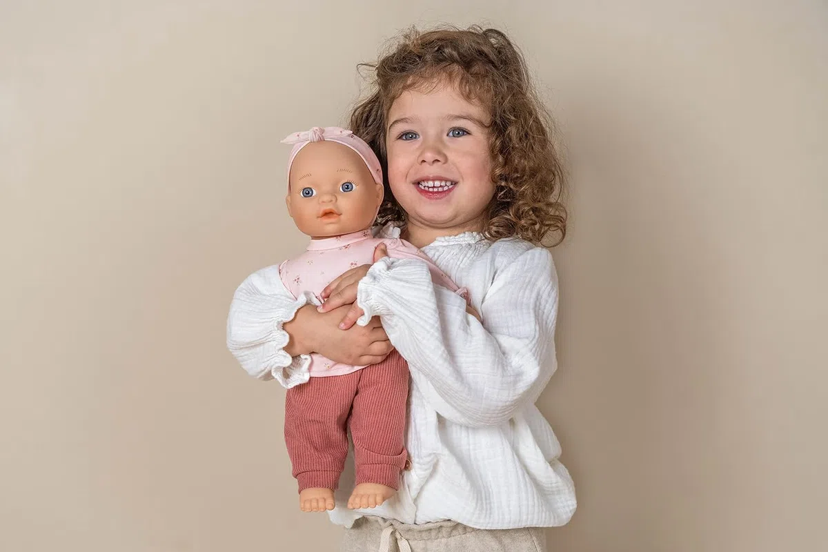 Little Dutch Babypuppe Puppe Lily 6-teiliges-Set (Puppenkleidung, Schnuller und Trinkflasche) Blaue Augen und Weichkörper - 36 cm - ab 18 Monaten