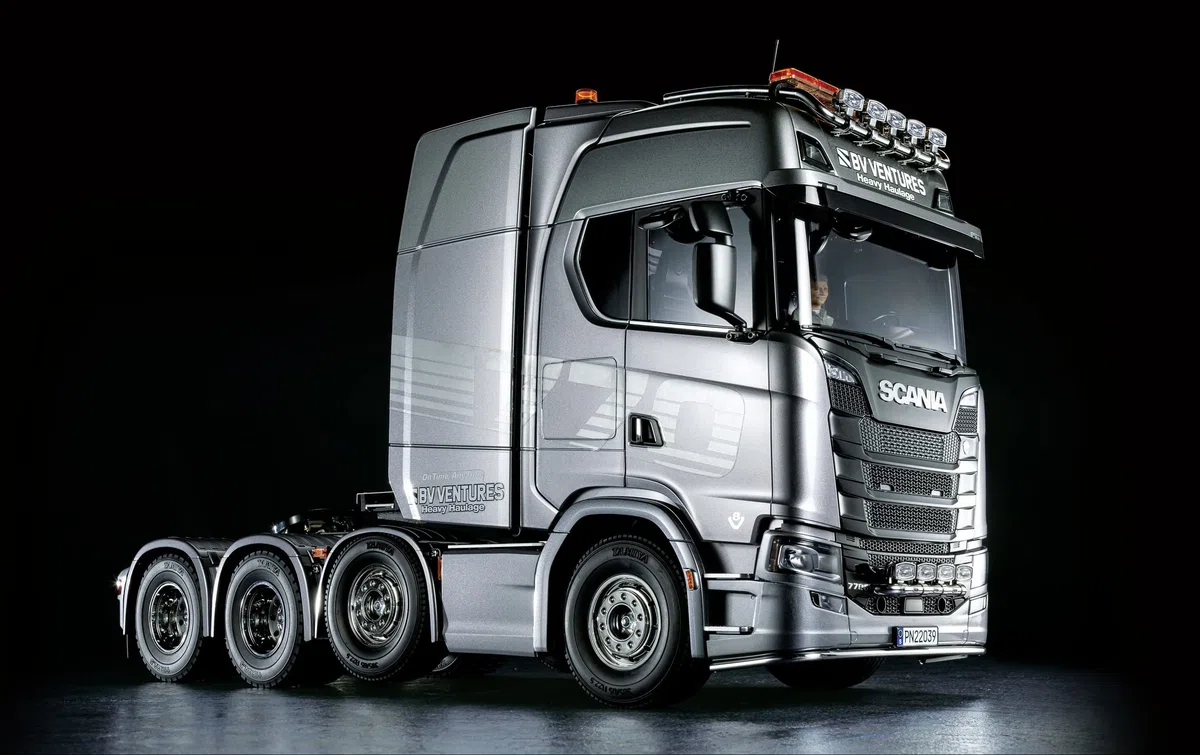 Tamiya 56371 1:14 RC Scania 770S 8x4/4 - Bausatz zum Zusammenbauen, RC Truck, fernsteuerbarer, Lastwagen, LKW, Konstruktionsspielzeug, Modellbau, Basteln, Unlackiert