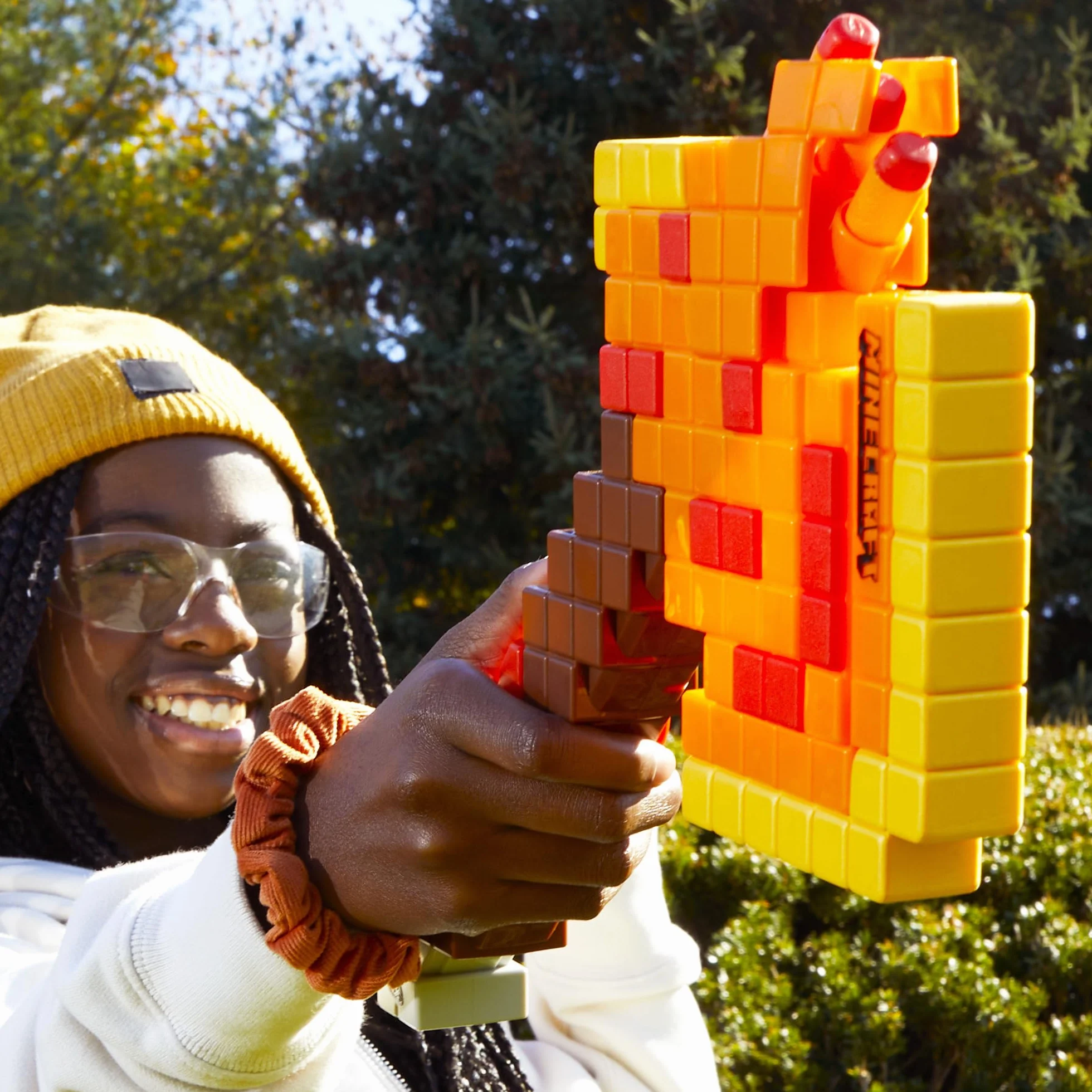 NERF Minecraft Firebrand Dart Blasting Axt, 6 Elite Foam Darts, Design Inspired by Axe in The Game, Pull Down Priming, Toys
