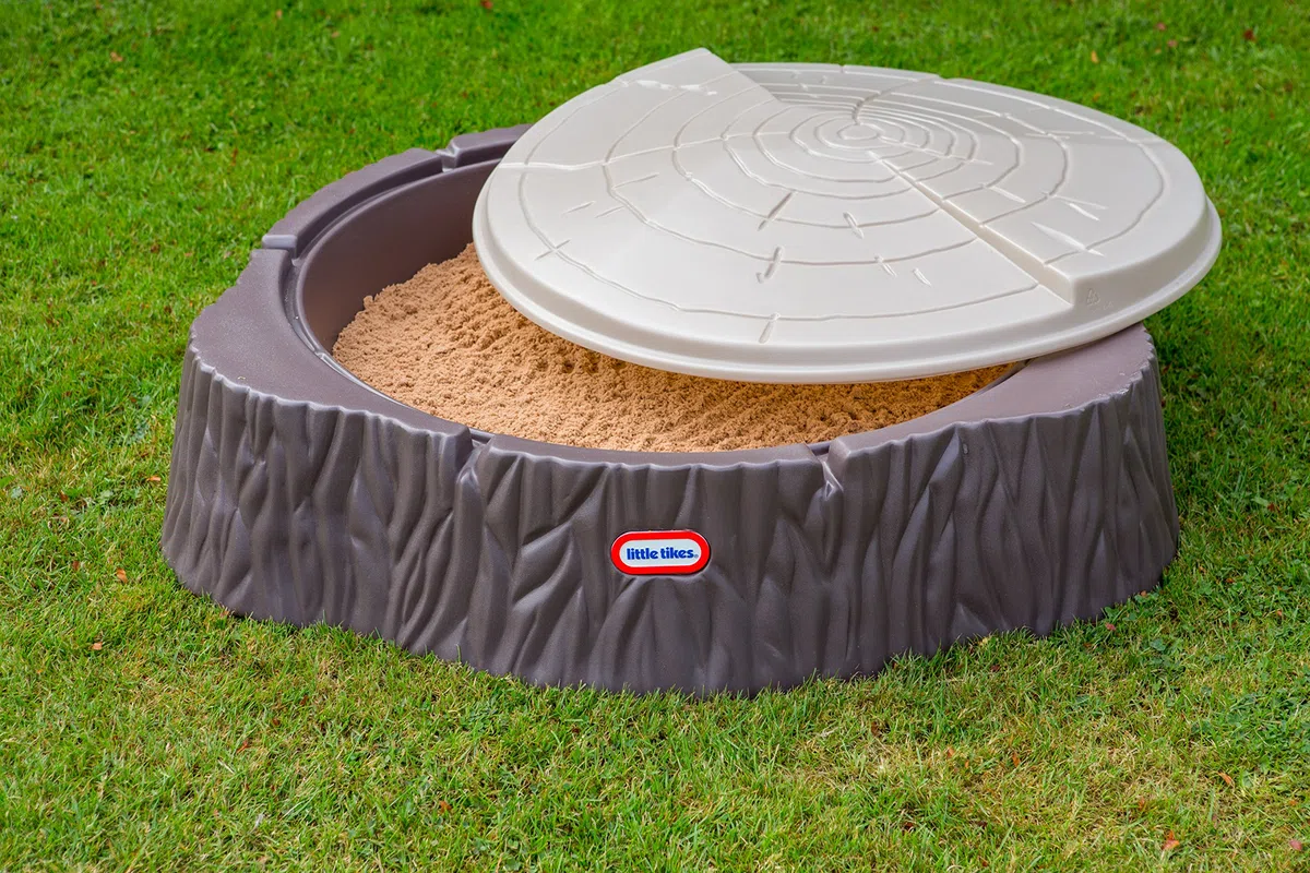 Little Tikes Woodland Sandkasten - Baumstamm-Design mit großem Spielbereich, 3 Sitzflächen und Deckel - für Kinder ab 24 Monate