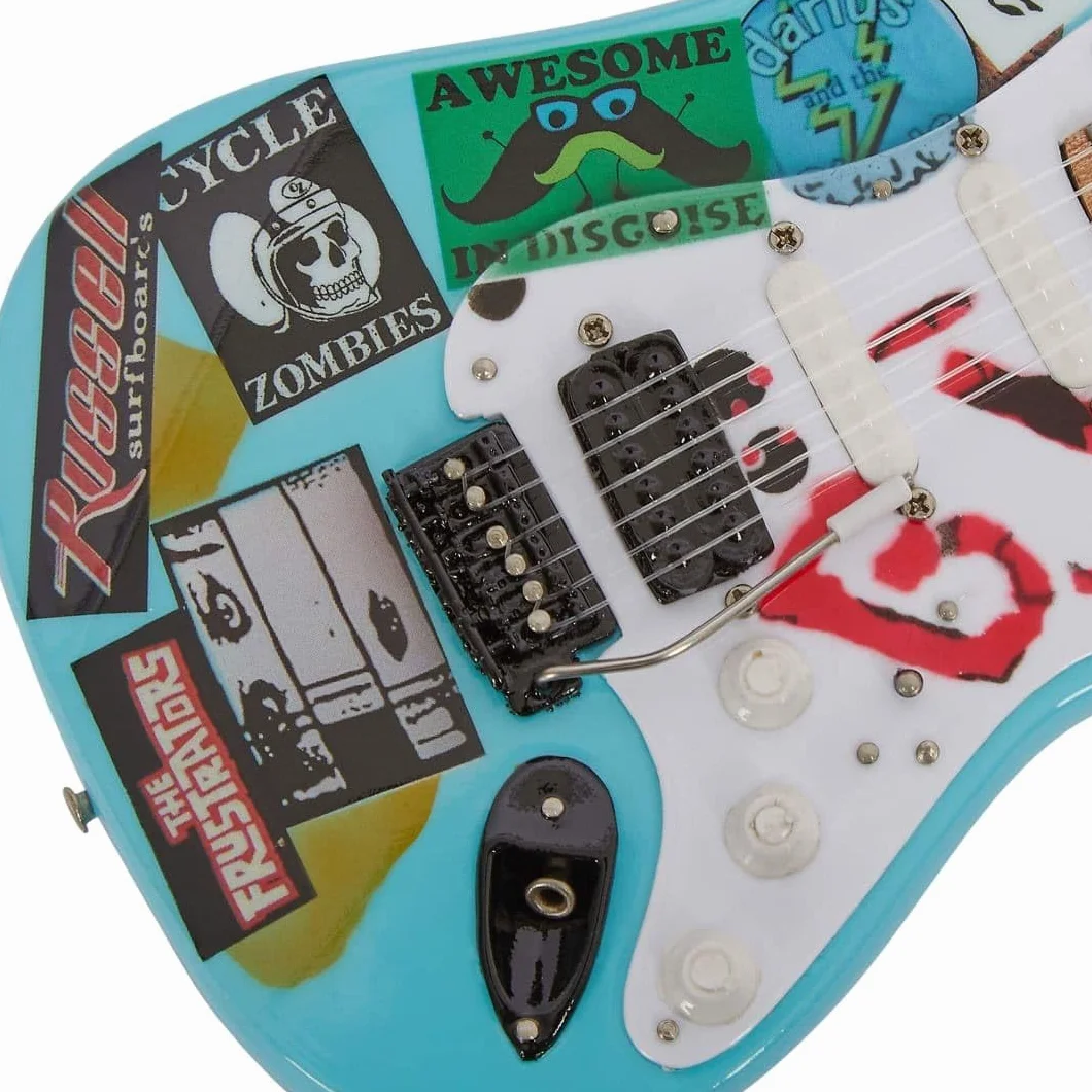 Billie Joe Armstrong Miniatur-Gitarren-Nachbildung – Musikgeschenke – Handgefertigte Ornamente im Maßstab 1/4 – inklusive Displaybox, Namensschild und Miniatur-Gitarrenständer