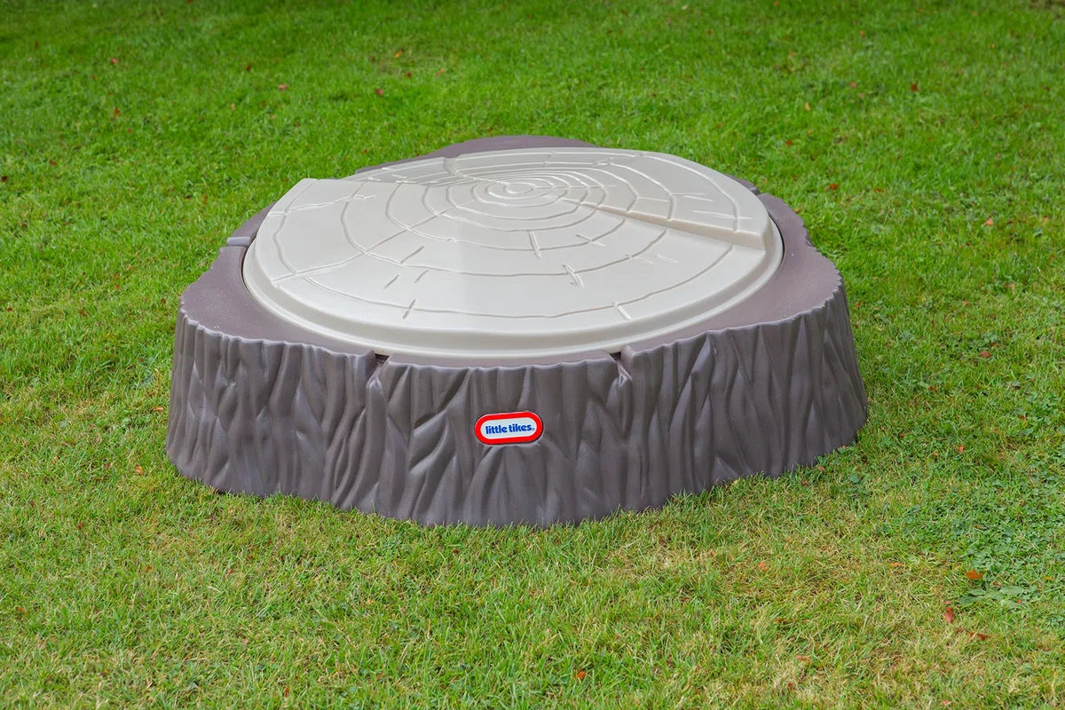 Little Tikes Woodland Sandkasten - Baumstamm-Design mit großem Spielbereich, 3 Sitzflächen und Deckel - für Kinder ab 24 Monate
