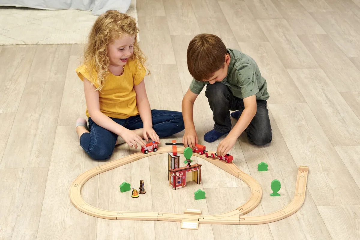 Eichhorn Schienenbahn 100006205 Feuerwehr-Set, 33 teilig, 295 cm Streckenlänge, FSC zertifiziertes Buchenholz, verbaubar mit Anderen Schienenbahnsystemen
