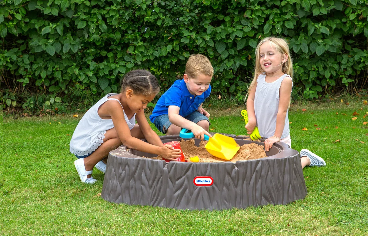 Little Tikes Woodland Sandkasten - Baumstamm-Design mit großem Spielbereich, 3 Sitzflächen und Deckel - für Kinder ab 24 Monate