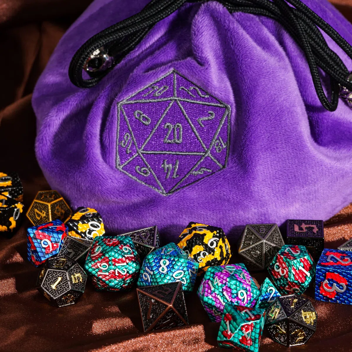 cusdie Würfelbeutel aus Samt mit hoher Kapazität und Taschen, Aufbewahrungstasche, Kapazität 200+ Würfelhalter für DND RPG MTG Game Dices Collection, violett, M, Taschen-Organizer